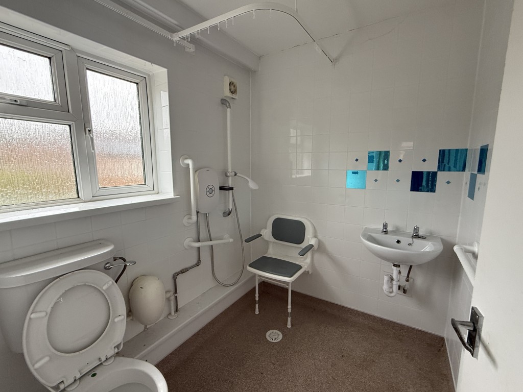 Lot: 161 - HOUSE IN NEED OF IMPROVEMENT - Shower Room in House in Need of Modernisation